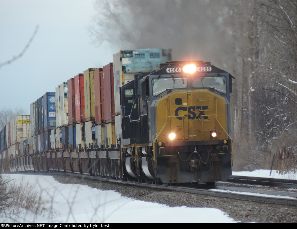 CSX 4586 on I004